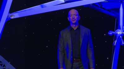 This is an incredible vehicle,
and it's going to the moon. - Tech Billionaires: Jeff Bezos
