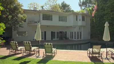This backyard is perfect,
it just needs minor, little fixes. - Buying Beverly Hills