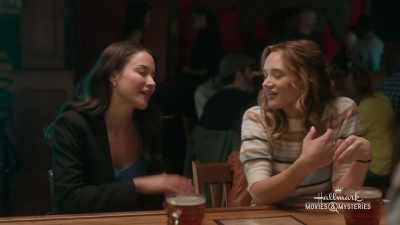 This bar has been a watering
hole for Chicago's finest - Nikki & Nora: Sister Sleuths