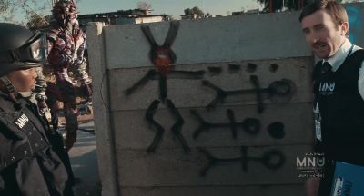 This is basically a guy and there's three humans here - District 9