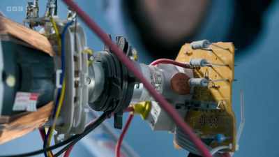 This bit, the cathode,
boils off electrons - Secrets of Size: Atoms to Supergalaxies