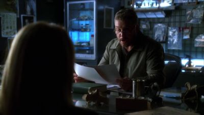 - This carpet looks kind of new, right?
- Yeah. - CSI: Crime Scene Investigation