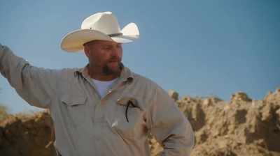 THIS COULD BE A TRICERATOPS
BONE BED HERE. - Dino Hunters