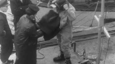 This diving equipment doesn't
produce telltale bubbles, - Mysteries of the Deep
