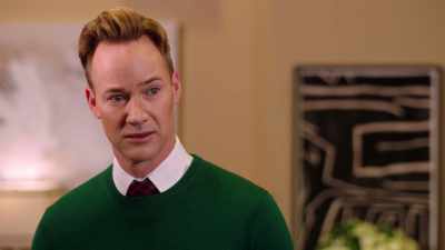 - This doesn't make any sense. - Royally Yours, This Christmas