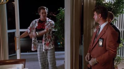 This is double paned soundproof glass There is no way - Ace Ventura: Pet Detective