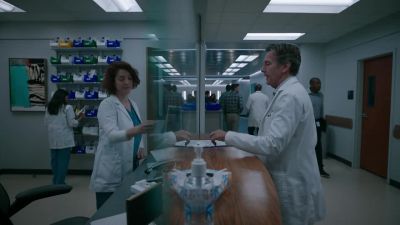 - This is for you, Dr. Sullivan?
- Yeah, for my back. - The Resident