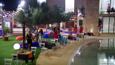 ‐This is getting hot.
‐CARA: Oh, this
is fantastic. - Love Island