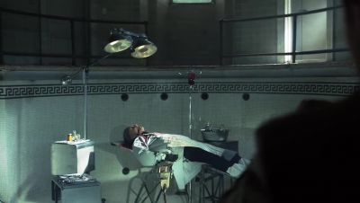 This is Gordon.
I need forensics in West End Alley. - Gotham