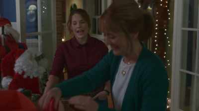 -This is half the Santas?
-[chuckles] Yeah. - Christmas a la Mode