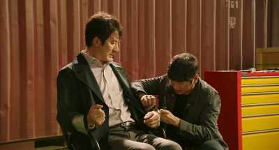- This is hard.
- Just bite it off! - Hitman: Agent Jun