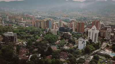 This huge complex, in
the middle of Medellin, - Drug Lords: The Next Generation