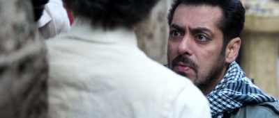 - This innocent boy is my son's age.
- A timer! 45 seconds to go. - Tiger Zinda Hai