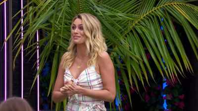 THIS IS PACKED VILLE LAMP LOOK
AT WINSTON'S FACE. - Love Island