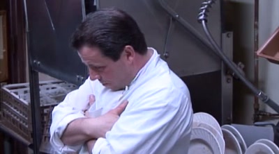 - THIS IS RIDICULOUS HERE.
- WHAT THE? - Kitchen Nightmares
