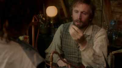 This isn't a human tooth,
this is a cat's tooth. - Quacks