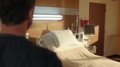 This isn't the discharge desk. - The Resident