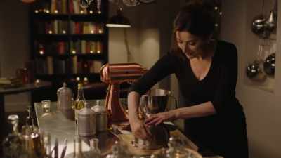 This is just to guide me
as I dollop out the meringue. - Nigella: At My Table