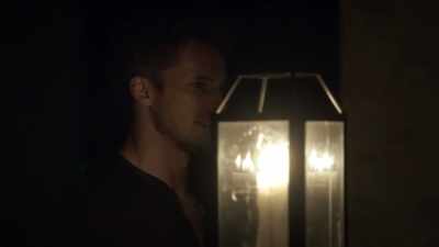 This nun's here to kill him.
She may have killed Veronica. - Damien
