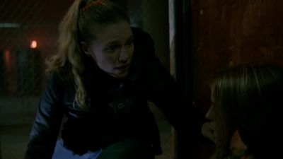 This one's breathing.
She's alive. - Chicago P.D.