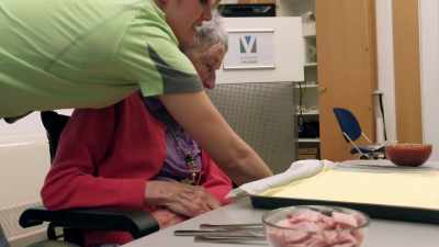 This patient relies
on her left hemisphere. - The Divided Brain