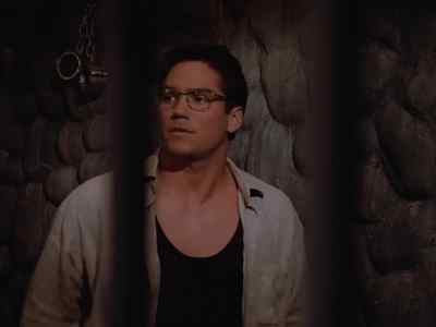 -This place lined with lead?
-lt was built as a fallout shelter. Quiet. - Lois & Clark: The New Adventures of Superman
