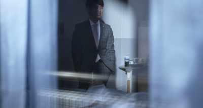 - This room is dark.
- Wait a minute. - It Comes