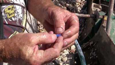 This single stone is worth about
$300. - Outback Opal Hunters
