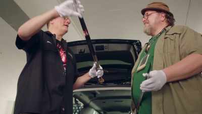 This sword would be able to bend
a significant amount before it distort... - Prop Culture
