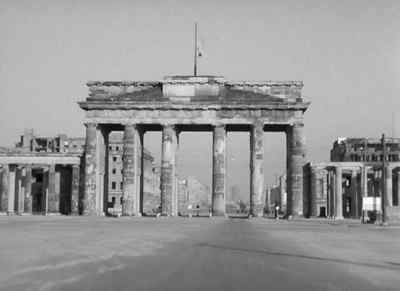 This is the Brandenburger Tor. - The Man Between