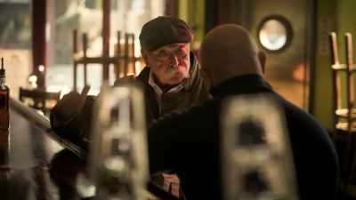 - This is the first time I've sat
in a bar with my back to the door. - Ross Kemp: Mafia and Britain