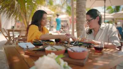 - This is the flor de sal, so--
- This is the flor de-- - Eva Longoria: Searching for Mexico