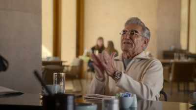 - This is the fun part right here.
- [chuckles] - The Reluctant Traveler with Eugene Levy