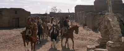 - This is the town.
- Why, it's a ghost. - Bandolero!