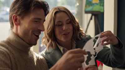 -This is the worst snowflake...
-Oh, look at that. - Jingle Bell Run