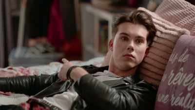 This... This can't happen. It's creepy. - Julie and the Phantoms
