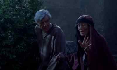 This way, quick. I help you. - The Mummy's Shroud
