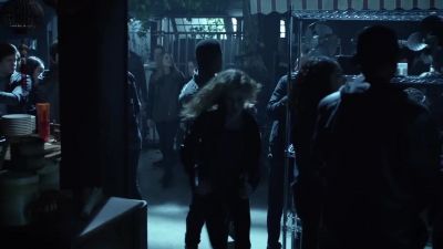 THIS WAY. RUN! - Arrow