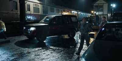 This way, Sarge.
We'll take you down to track-side. - Bodyguard