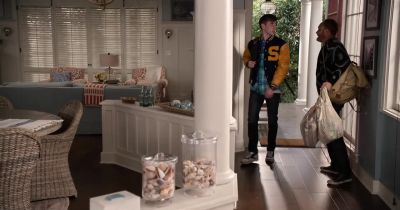 This is your adoptive mom's place? - Grace and Frankie