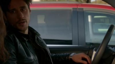 This is your cell phone now. - Queen of the South