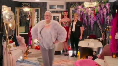 -This is your strut down the runway.
-♪ Superstar… ♪ - How To Build a Sex Room