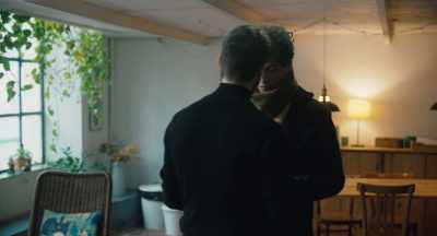 - (Thomas) Ciao.
- Ti ho... portato questo. - Mascarpone