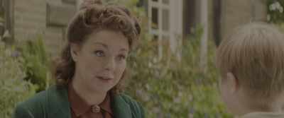 Thomas, your dad is alive, OK?
He's alive and we have to cling to that. - The Railway Children Return