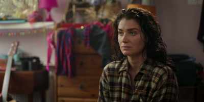 - [Thomas] Was he?
- [cell phone chimes] - Bad Sisters