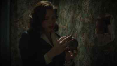 - THOMPSON: Ma'am, step back.
- (INDISTINCT SHOUTING) - Marvel's Agent Carter