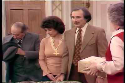 Those are his ashes. - Maude