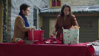 -Those schmucks.
-[instrumental music] - The Christmas Setup