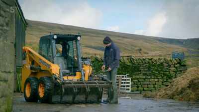 Though Amanda and Clive believe
the trailer is beyond repair, - Our Yorkshire Farm