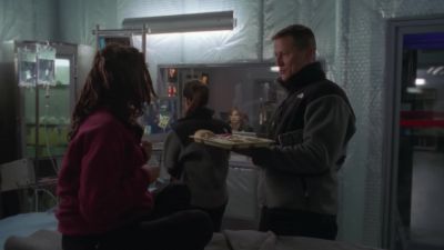 Thought you might be hungry. - Stargate SG-1